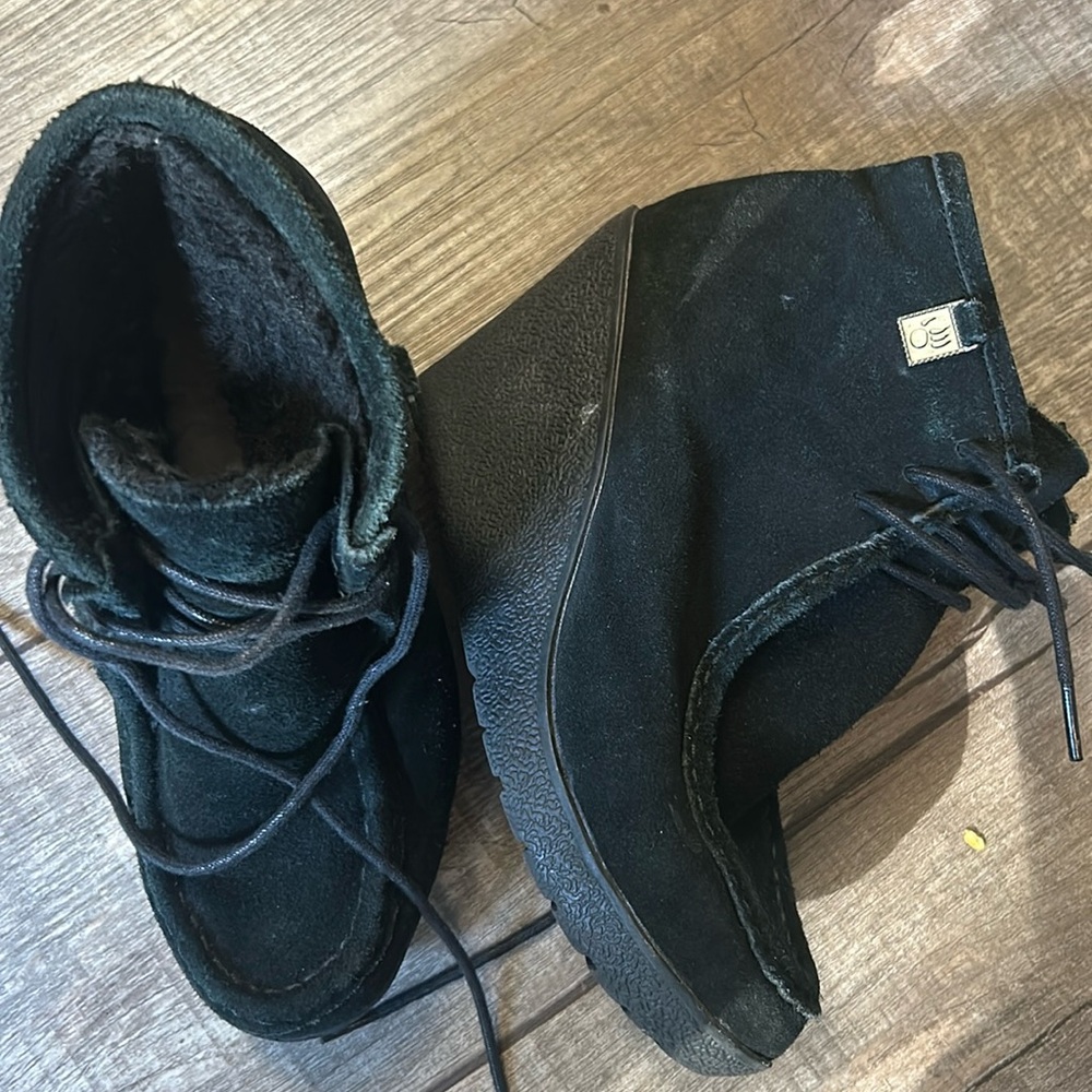 BearPaw black ankle wedge ￼